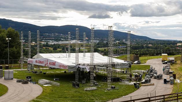 Přípravy areálu pro jubilejní 25. ročník hudebního festivalu Benátská! pokračovaly 25. července v liberecké části Vesec. Festival proběhne od 27. do 30. července.