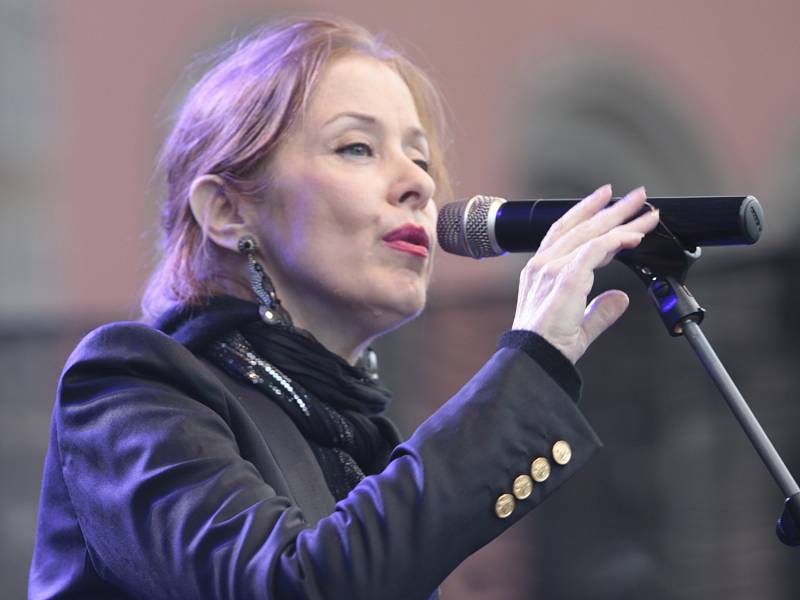 SUZANNE VEGA na koncertě na státním zámku Sychrov. Zpěvačka zde odehrála zhruba hodinu a půl dlouhý koncert ať už za doprovodu kytaristy, kapely nebo sama s akustickou kytarou. Zazněly i její dva největší hity Luka a Tom's Diner.