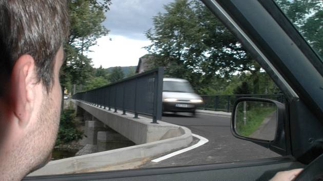Most v Raspenavě ohrožuje podle řidičů životy - Liberecký deník