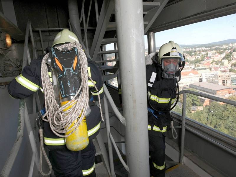 Do jednadvacátého patra budovy krajského úřadu běhali hasiči v plné výstroji na čas. 