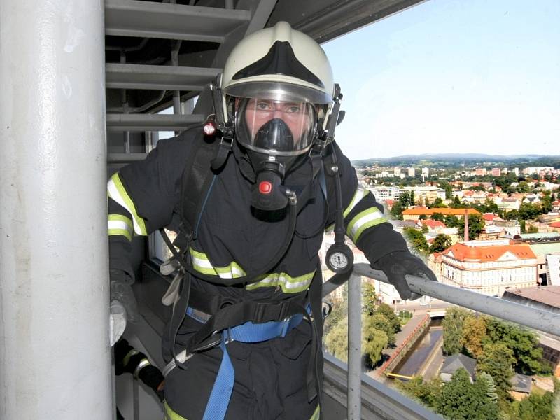 Do jednadvacátého patra budovy krajského úřadu běhali hasiči v plné výstroji na čas. 