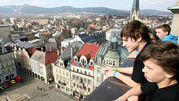 Věž liberecké radnice, jejíž výhled nabízí neotřelý pohled na libereckou kotlinu.