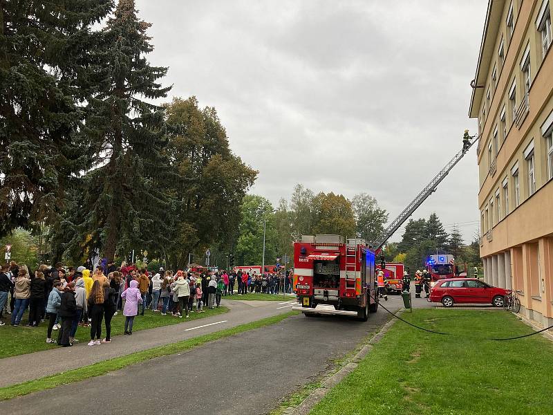 Utajené cvičení překvapilo školáky ve Frýdlantě a prověřilo připravenost hasičů.