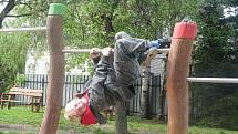 NOVÉ HŘIŠTĚ ŠKOLNÍ DRUŽINY děti využijí především za slunných letních dnů. I včera se však našli odvážlivci, kteří si jej chtěli hned vyzkoušet. Na snímku Sebastian Lachman ze ZŠ U Školy.