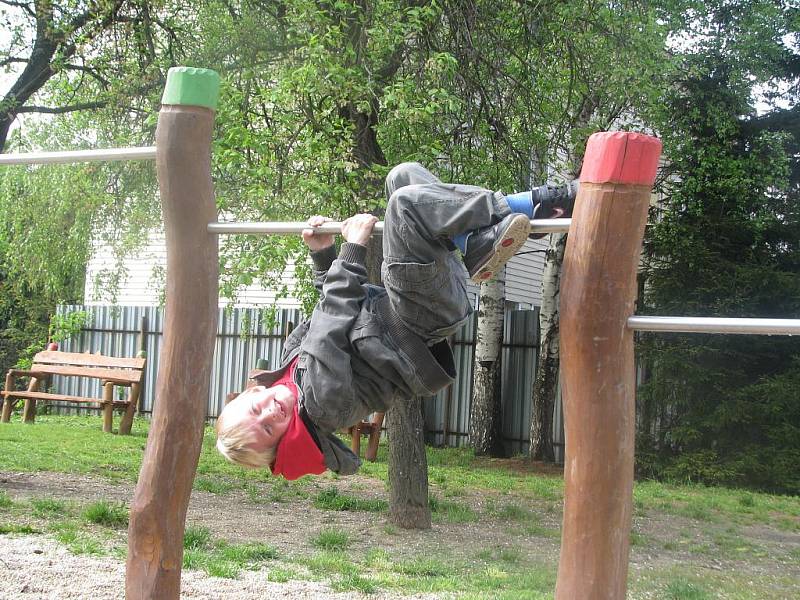 NOVÉ HŘIŠTĚ ŠKOLNÍ DRUŽINY děti využijí především za slunných letních dnů. I včera se však našli odvážlivci, kteří si jej chtěli hned vyzkoušet. Na snímku Sebastian Lachman ze ZŠ U Školy.
