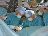 OPERAČNÍ TÝM KÝLNÍHO CENTRA tráví při operaci náročných, nebo také monstrózních kýl, které vzniknou buď mnohaletým zanedbáním nebo v důsledku předchozích operací dlouhé hodiny.