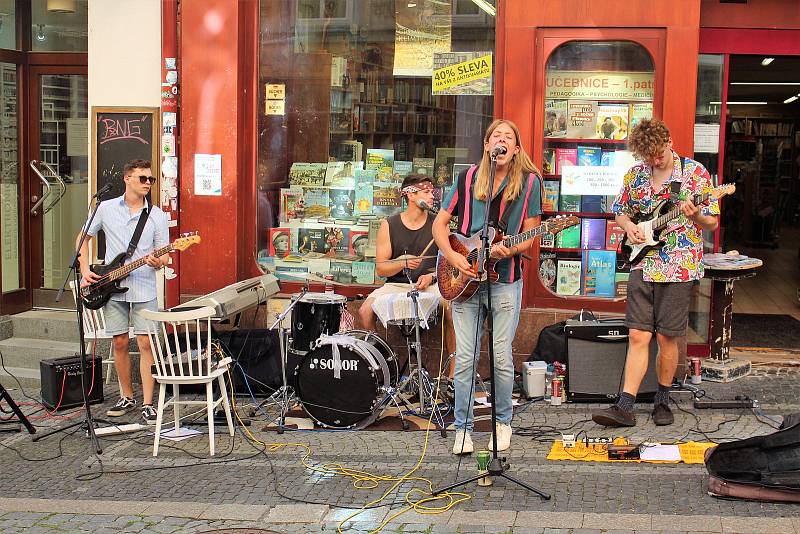 Libereckým busker a písničkář Cigarette Pillowbag spolu s kapelou ve čtvrtek 4. srpna rozezněl tóny Pražskou ulici.