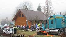 Přes dvacet dva metrů dlouhý a kolem šedesáti let starý smrk pokáceli v Dolní Černé Studnici. Z Jizerských hor poputuje na Staroměstské náměstí.