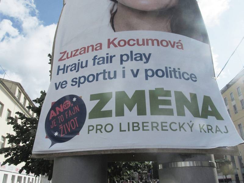 Plakát hnutí Změna přelepený nálepkou hnutí ANO v liberecké Fügnerově ulici.