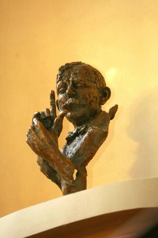 LIBERECKOU RADNICI zdobí busta od sochaře Jiřího Gdovína. jen ta bohužel připomíná slavného rodáka, který byl v anketě města zvolen před sedmi lety nejslavnějším Liberečanem.