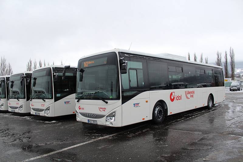 Společnost ČSAD Liberec představila přírůstek do svého vozového parku – sedmnáct autobusů značky Iveco.