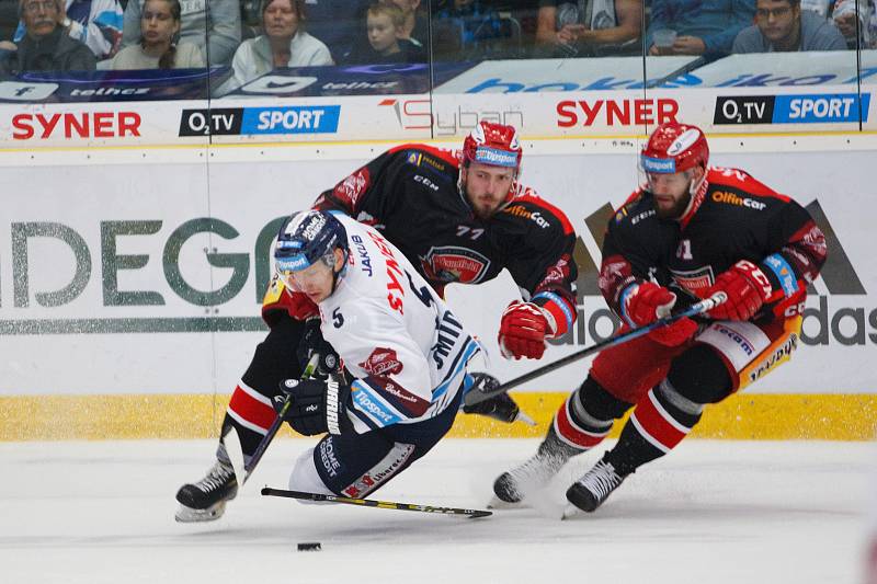 14. kolo extraligy ledního hokeje mezi HC Bílí Tygři Liberec a HK Mountfield Hradec Králové.  Na snímku zleva Ladislav Šmíd, Richard Nedomlel a Tomáš Vincour