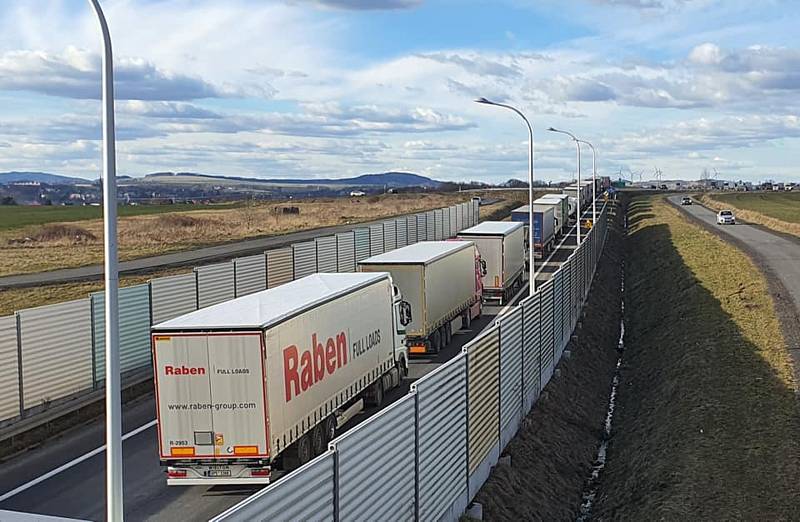 Polští příznivci těžby v dole Turów v pondělí blokovali hraniční přechod u Hrádku and Nisou. Pomalou jízdou se snažili omezit vjezd nákladních vozidel z ČR do Polska. Kvůli tomu se tvořily dlouhé kolony kamionů na silnici vedoucí z Hrádku do přechod v Kop