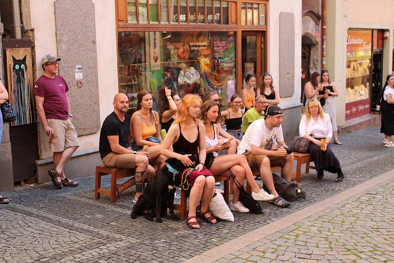 Libereckým busker a písničkář Cigarette Pillowbag spolu s kapelou ve čtvrtek 4. srpna rozezněl tóny Pražskou ulici.