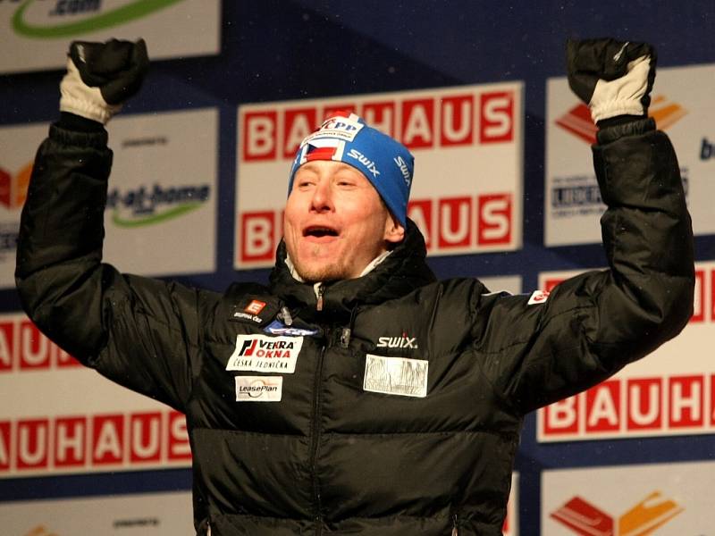 Lukáš Bauer přebírá stříbrnou medaili a křišťálový pohár na slavnostním ceremoniálu před libereckou radnicí.