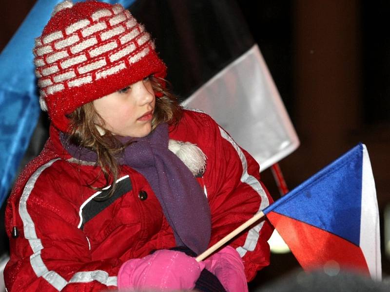 Slavnostní ceremoniál před libereckou radnicí.