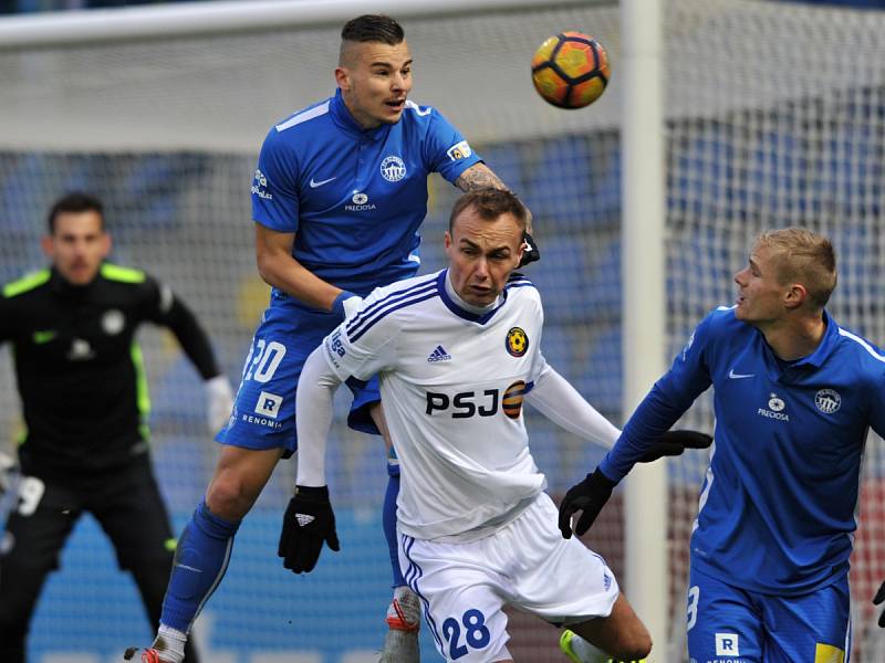 LIBEREC – JIHLAVA 2:2. Liberecký záložník Michal Obročník (v modrém) v souboji s Pavlem Dvořákem. Jablonec uhrál v generálce pouze bezbrankovou remízu ve Vlašimi.