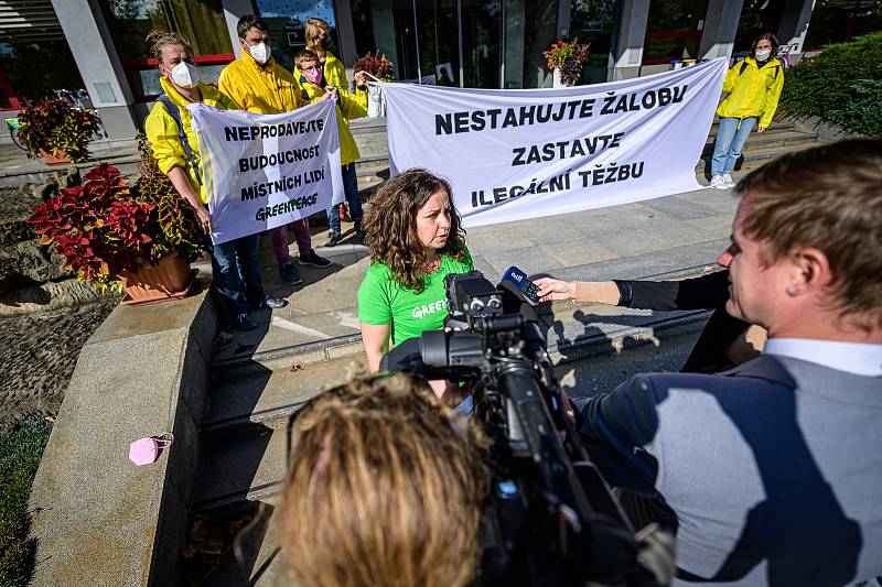 Aktivisté protestovali proti uzavření tajné a slabé dohody o dolu Turów.