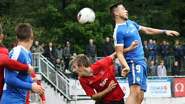 Fotbalisté Hodonína (v červeném) ve 3. kole  MOL Cupu prohráli doma s Libercem 0:4 po prodloužení. Zápas sledovalo 900 diváků. 