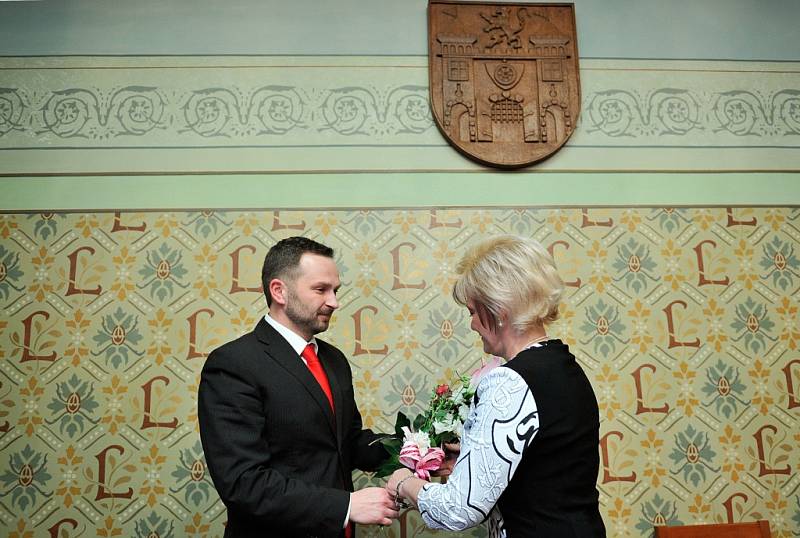 Primátorem Liberce zvolen Tibor Batthyány z ANO. Na snímku vlevo Tibor Batthyány, vpravo bývalá primátorka Martina Rosenbergová.