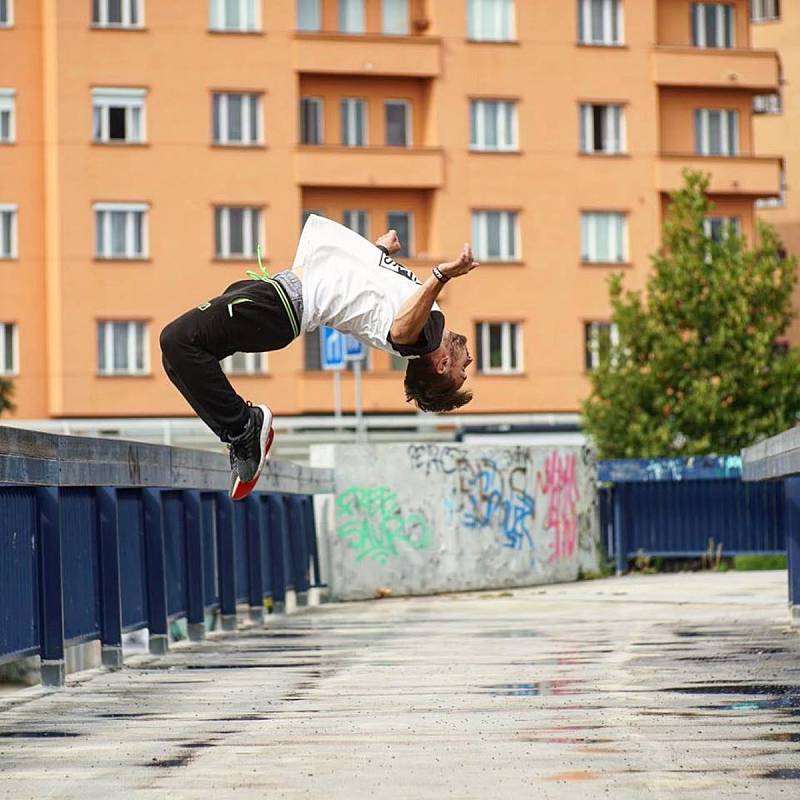 Taras Povoroznyk nebo-li Tary pochází z Ukrajiny a v současné době se naplno věnuje svému podnikání. Natáčí aktivně videa na portál YouTube a nedávno mu vyšla i kniha.