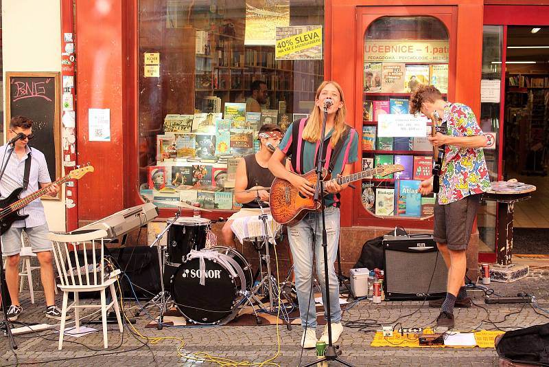 Libereckým busker a písničkář Cigarette Pillowbag spolu s kapelou ve čtvrtek 4. srpna rozezněl tóny Pražskou ulici.