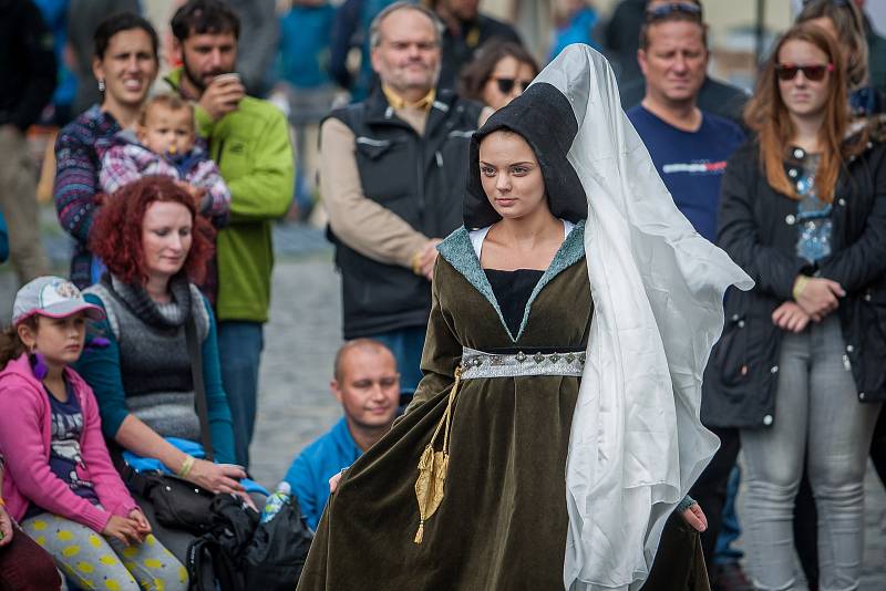 Svatováclavské slavnosti proběhly 28. září na Zámku Svijany. Na snímku je módní přehlídka dobových šatů.