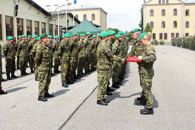 Slavnostní nástup příslušníků 31. pluku radiační, chemické a biologické ochrany.