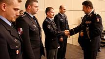POLICEJNÍ prezident Tomáš Tuhý (vpravo) předává medaile policistům, kteří zasáhli u nehody.  