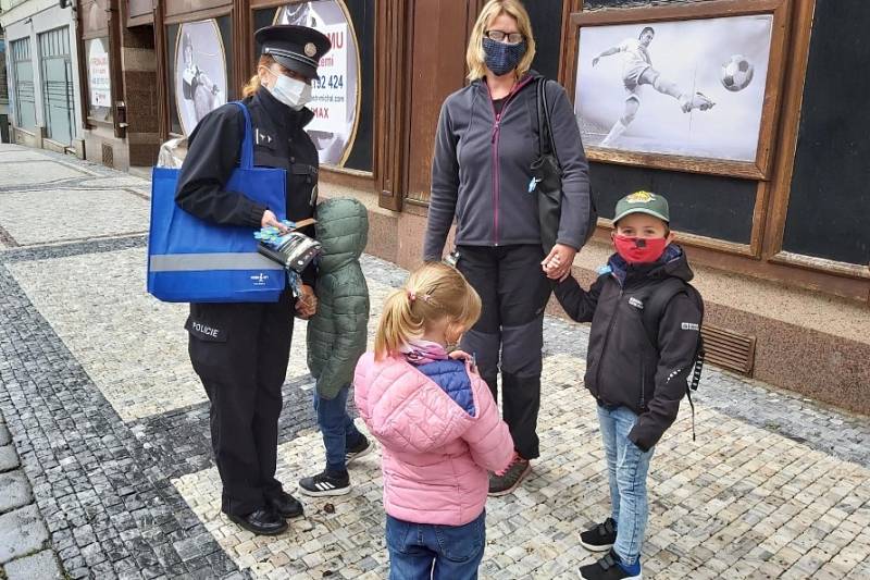 Policistky z oddělení tisku a prevence Krajského ředitelství policie Libereckého kraje oslovovaly v centru Liberce rodiče s dětma a rozdávaly jim pomněnky do klopy a cenné rady.