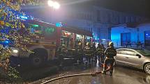 V Hrádku nad Nisou v neděli večer hasiči likvidovali požár odstaveného vozu.