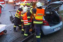 Dopravní nehoda osobního auta a traktoru v Bozkově na Semilsku.