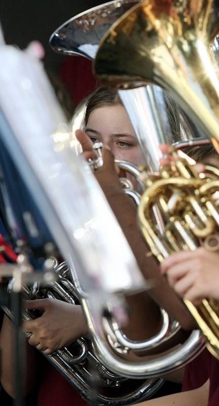 Balleskolens Brass Band na Letní scéně jabloneckého Eurocentra.