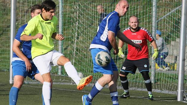 PŘED BRANKOU DOUBÍ. Ve světlém je před brankou Negru ruprechtický záložník Průcha. 