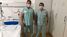 Zleva Miloš Veselý a Tomáš Tomčiak v českolipské nemocnici.