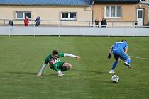 Největší překvapení na začátku jara událo v Hrádku. Poslední Rapid (v zeleném) porazil druhý celek tabulky 2:1.