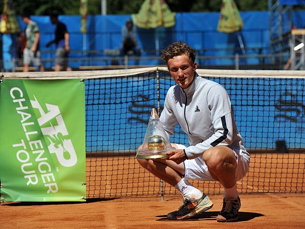 Jiří Lehečka s trofejí pro vítěze Svijany Open 2022.