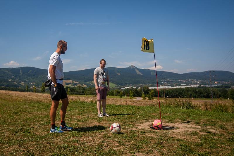V Libereckém Vesci vzniklo nové fotbalgolfové hřiště. Na snímku z 20. července je Jiří Veverka (vlevo).