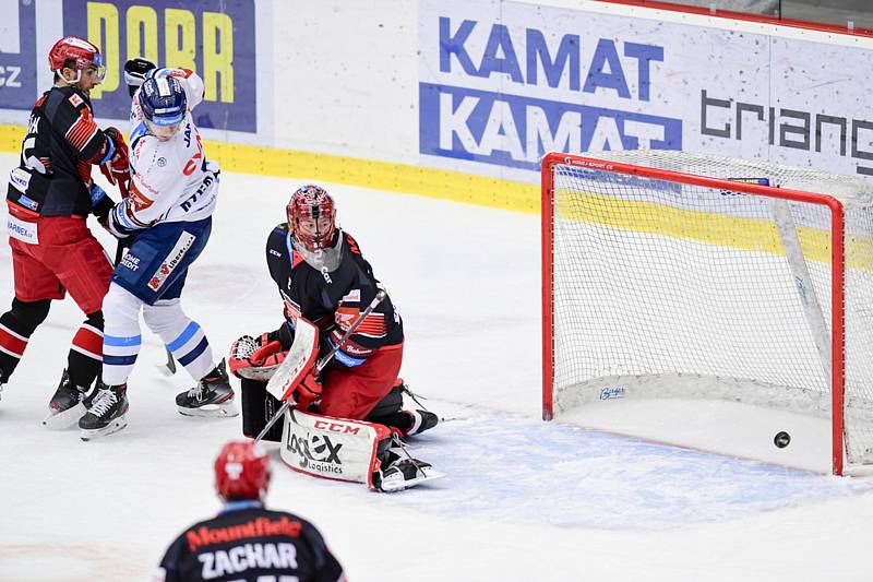 Popis fotky: Mountfield Hradec Králové - Bílí Tygři Liberec - Čtvrtfinále play off Tipsport extraligy - 3. zápas: Mountfield Hradec Králové - Bílí Tygři Liberec, 22. března 2021 v Hradci Králové. Brankář Hradce Králové Marek Mazanec (uprostřed) dostává gó