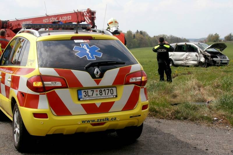 Při srážce osobního automobilu s traktorem na Frýdlantsku se lehce zranila mladá řidička.