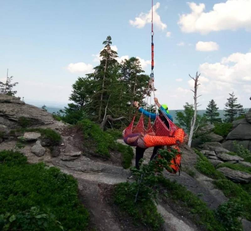 Turista v Jizerských horách si zlomil nohu. Letěl pro něj vrtulník