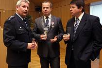MEDAILE ZA ZÁSLUHY. Při setkání policistů z kraje s vedením z Ústí i Prahy se rozdávaly medaile za zásluhy. Jednu z nich dostal i ředitel liberecké krajské policie Milan Franko.