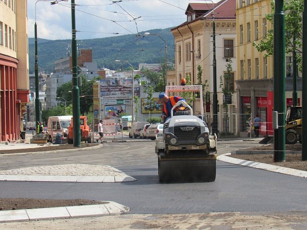 PRŮJEZD KŘIŽOVATKY usnadní řidičům i nové ostrůvky, které je lépe navedou na odbočení než tomu bylo dosud.  