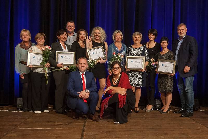 Titul Pečovatelka roku Libereckého kraje byl vyhlášen 2. října v Liberci. Na snímku s diplomy z leva jsou Anna Rečná, Lenka Roučová, Dana Kopecká, Jitka Oravcová a Věra Tomsová.