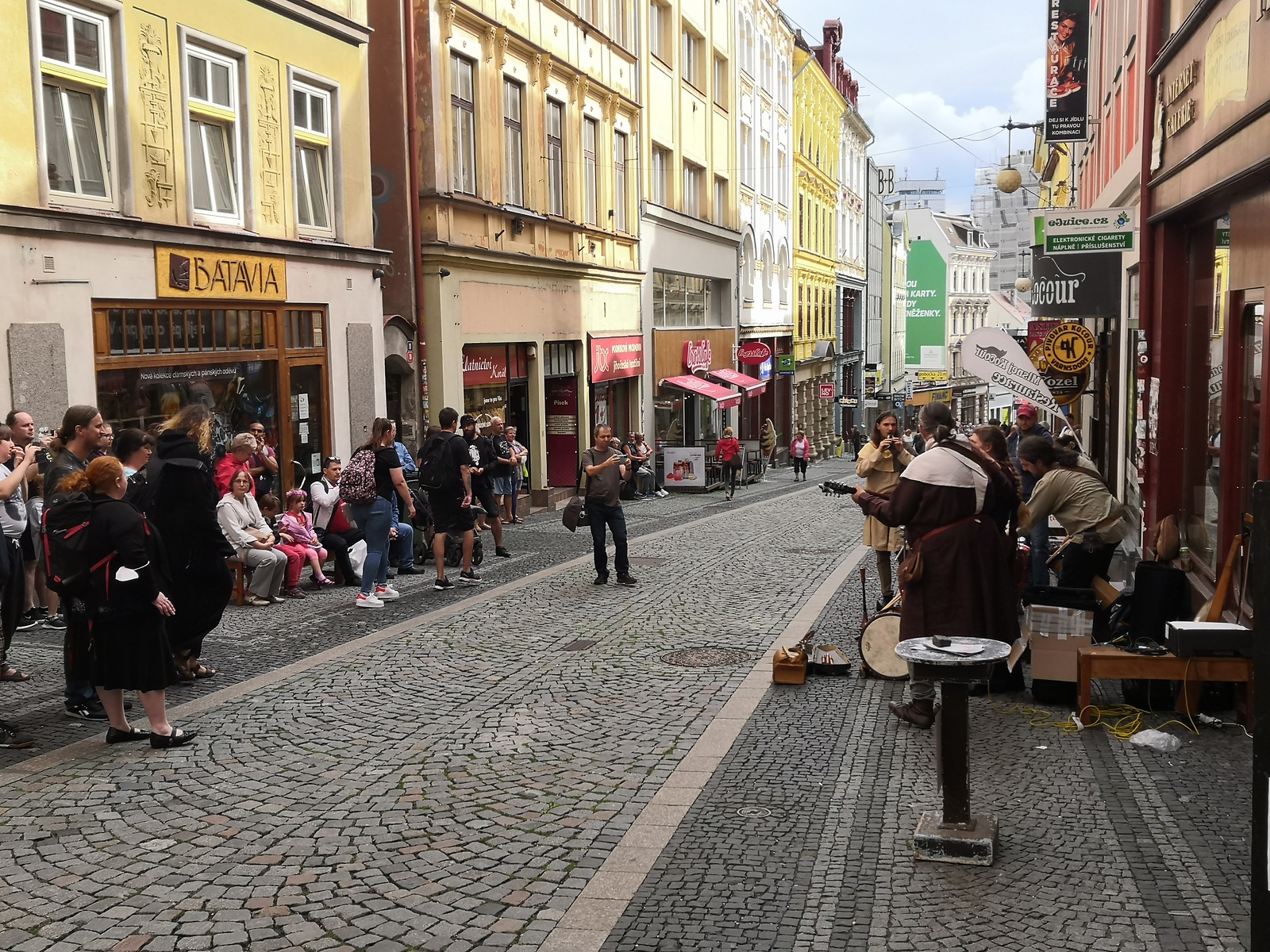 Pražskou ulicí v Liberci zněla středověká hudba. Skupina sklidila ovace -  Liberecký deník