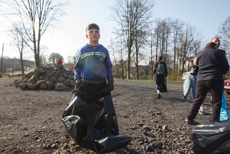 Úklid odpadků v Dolní Řasnici na Liberecku v rámci celorepublikové akce Ukliďme Česko