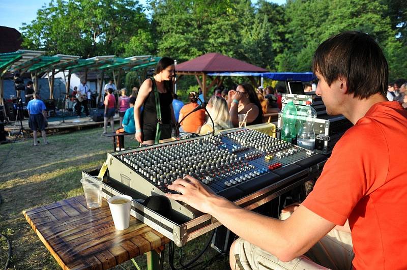 FESTIVAL BEZ PLOTŮ v Březině opět pomáhal. Výtěžek dostanou klienti z Domova Pod Skalami Kurovodice.