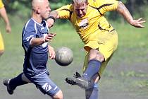 DERBY VE VESCI PRO STRÁŽ. Na snímku vpravo střílí na branku hostující Roman Kittner, zabránit se mu v tom snaží vesecký Zdeněk Faltín.