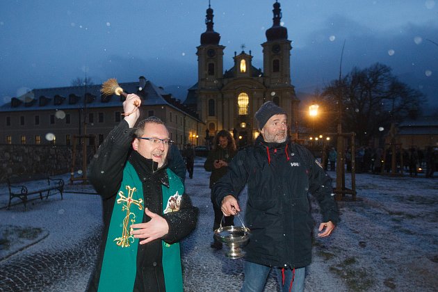 Žehnání nově vysazeným lípám před kostelem v Hejnicích.