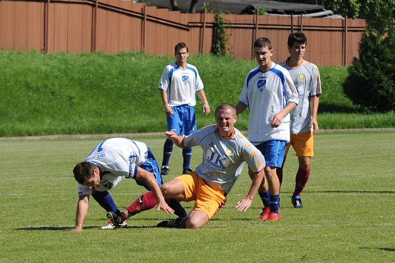 DOMÁCÍ DEBAKL VOJSKA. Novák (žluté trenky) z VTJ Rapid Liberec je právě faulován.